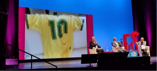 fb体育平台-艺术足球巅峰：法尔考和济科回忆1982梦幻巴西