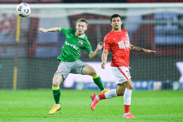 fb体育-艾克森重踢中锋制造两球 打破516天运动战进球荒